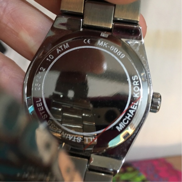 Mk crystal watch new in box.never wore this watch - Picture 6 of 8